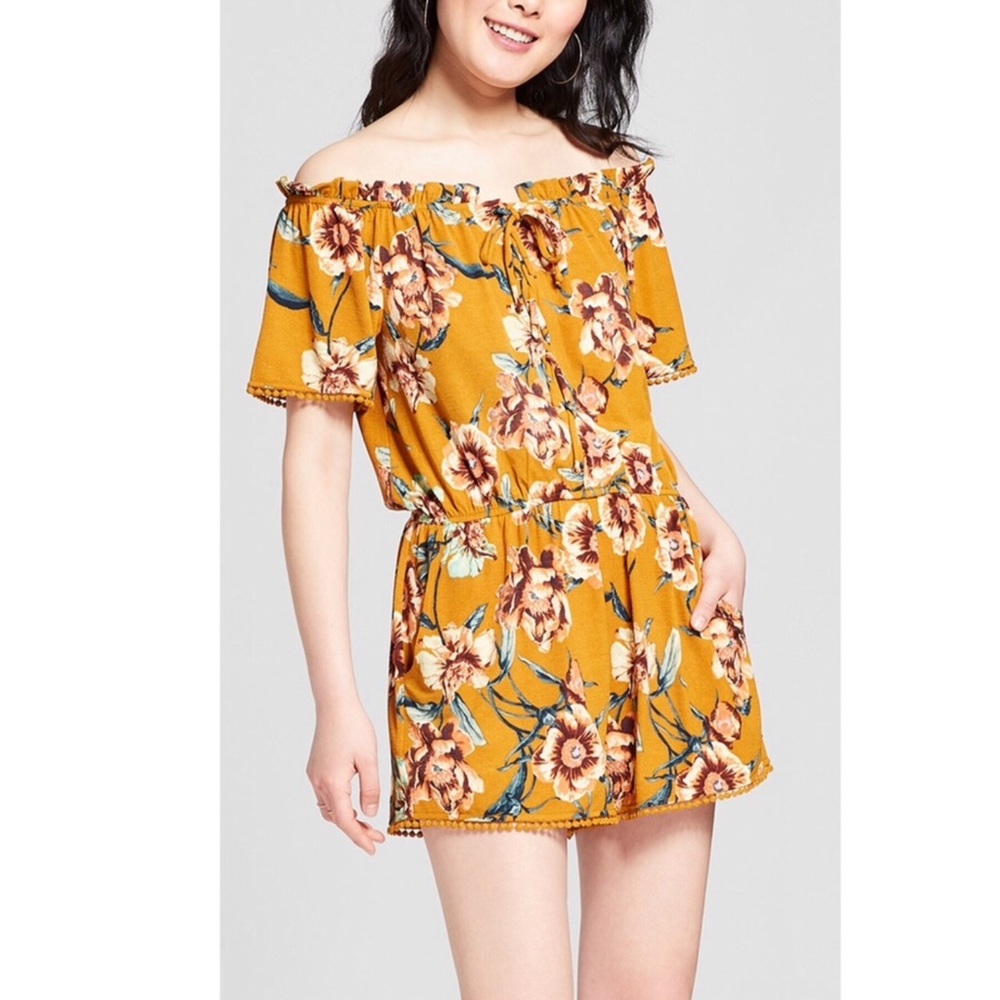 Off shoulder lace up romper